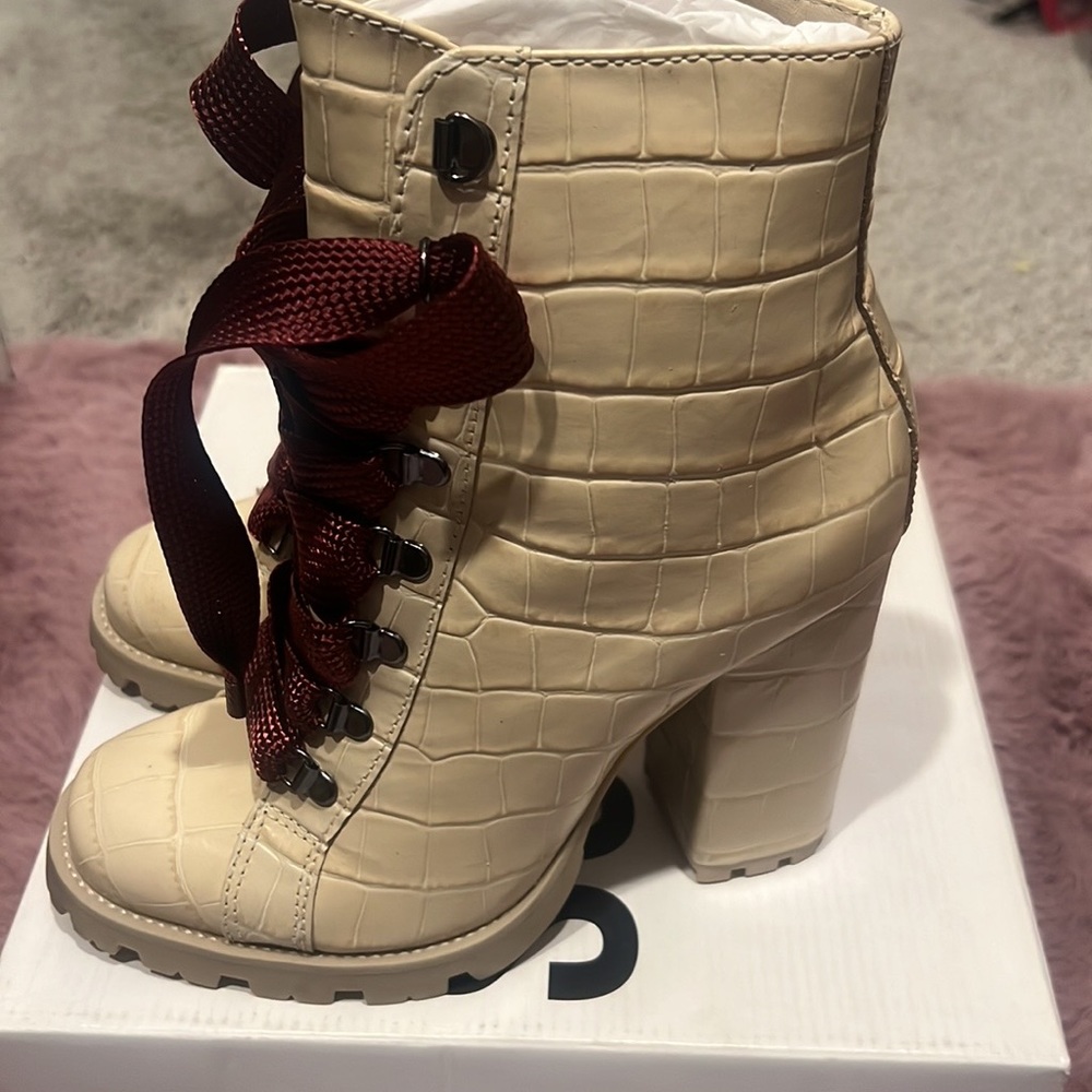 White croc boots. Size 8. Great condition.